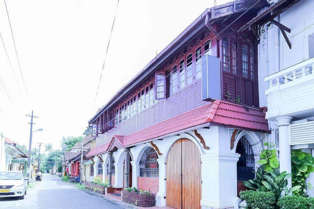 Chiramel Residency Apartment Kochi Bagian luar foto